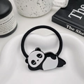 Elastico per capelli con simpatico ciondolo a panda in acetato su vassoio ceramico - Panda Sdraiato di Lato