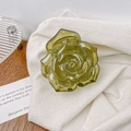 Elegante pinza per capelli in resina verde scuro a forma di rosa su tessuto bianco - Verde matcha