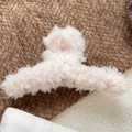 Elegante pinza per capelli in peluche beige per donna con morbida trama in lana d'agnello - 11cm / crema