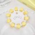 10er-Set cremeweiß-gelbe Mini-Blumenhaarklammern auf weißer Karte für Mädchen-Haarstyling - Chrysantheme / Blassgelb
