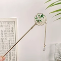Épingle à cheveux classique dorée avec muguet, émail vert et perles blanches - Style Éventail Feuille de Bambou à Gland (19.5CM)