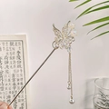Épingle à cheveux papillon dorée avec fleurs de lavande et glands de perles élégants - Style Papillon Creux à Gland (19.5CM)
