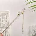 Pic à cheveux doré avec lys de la vallée, lapin blanc et longues franges perlées - Style Lapin de Jade Perle (19.5CM)