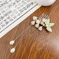 Épingle à cheveux muguet doré avec pétales blancs et perles sur fond en bois naturel - Peigne à Cheveux Muguet (6.5CM)