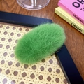 Pinza para el pelo de peluche verde hierba en piel sintética sobre bandeja de mimbre - Verde 9CM