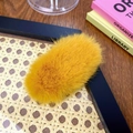 Elegante pinza de pelo ovalada de peluche amarillo con textura de piel sintética - Amarillo Brillante 9CM
