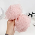 Elegante pinza de pelo con lazo grande rosa claro en tejido de malla texturizada - Rosa