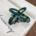 Pince à cheveux papillon évidée avec motif marbré écaille en vert et ambre élégant - Indigo 4.8CM