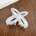 Pince à cheveux papillon évidée avec texture marbrée nacrée en blanc crème élégant - Blanc Fluide 4.8CM