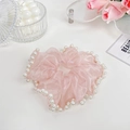 Eleganter rosa Organza-Scrunchie mit weißen Perlenakzenten und weicher Seidentextur - Dunkelrosa