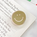 Λαβή PopSocket σε λαδί χρώμα με ροζ χαμόγελο πάνω σε ανοιχτό περιοδικό - Πράσινο της Μουστάρδας 2CM