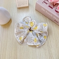 Floraler Haargummi aus weißem Stoff mit gelben Blüten und plissierter Textur für Haare - Kleine Gelbe Blume