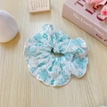 Hellblauer Haargummi mit Blumenmuster aus Seersucker-Stoff und weißem Saum - Qingcheng-Blau