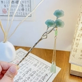 Goldene Ginkgoblatt Haarnadel mit grünen Steinen, Perlen und langen Quasten im Vintage-Stil - Ginkgo Blatt