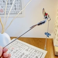 Traditionelle silberne Kranich-Haarnadel mit blauem Quastenanhänger für Dutt-Frisuren - Kranich