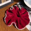 Elegante elastico per capelli in velluto rosso con perle su sfondo in legno vintage - Rosso