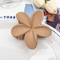Pinza per capelli a fiore di frangipane color cammello opaco in stile elegante - Marrone
