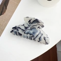 Molla per capelli in acetato effetto marmo bianco e nero con bordo ondulato elegante - Blu Fantasia