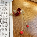 Fermaglio per capelli cinese con camelia rossa, fiori dorati e nappe a catenella - Fermaglio per Capelli Prugna Rossa / 6cm
