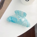 Pince à cheveux élégante en acétate bleu et blanc avec texture marine et bords ondulés - 8.5cm / Aqua