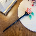 Forcina cinese tradizionale in legno con fiore di camelia e dettagli in perle - Winter Jasmine Wood Hair Stick