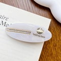 Fermaglio ovale effetto marmo con zirconi rettangolari e logo sorridente dorato - 6.3cm / Bianco Sirena