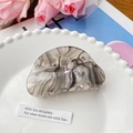 Gray marble acetate hair claw clip with iridescent finish on a white decorative plate - 8cm / Golden Ink