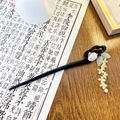 Horquilla china de madera para el pelo con dije de conejo blanco y borla floral fina - Palillo para el Pelo Laurel Conejo de Jade (5169405337286) / 18cm