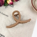 Matte Morandi kaffeebraune XXL Haarklammer in eleganter, gedrehter Schleifenform - 11cm / Kaffee Kreuz-Stil