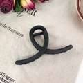 Große Haarklammer in Mattschwarz mit Wellendesign für dickes Haar im französischen Stil - 11cm / Gedrehtes Schwarz