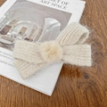 Fermaglio per capelli a fiocco in maglia crema con pompon di peluche per l'inverno - 10.5cm / Bianco Sporco
