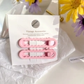 Lot de deux barrettes roses à bords ondulés mats présentées sur carte blanche - 6cm / Rose