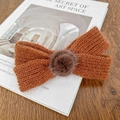 Fermaglio a fiocco in maglia arancione caramello con pompon in ecopelliccia - 10.5cm / Marrone Caramello