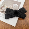 Fiocco per capelli nero lavorato a maglia con pon pon per acconciature invernali - 10.5cm / Nero