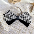 Elegante haarclip met pied-de-poule patroon en fluwelen strik op tweed achtergrond - Houndstooth Strik 16.5CM