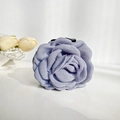 Eleganter lilafarbener Stoffrosen Haarklammer mit geschichteten Chiffonblättern - Blau und Violett