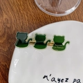 Dunkelgrüne Katzen-Haarspange im französischen Stil mit goldenem Logo-Schriftzug - Katze-Dunkelgrün
