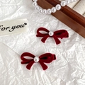 Set mit zwei burgunderroten Samt-Schleifen-Haarspangen mit Perlen für elegantes Styling - 5.3cm / Einzelne Perle Burgunderrot