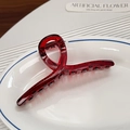 Pince à cheveux élégante en acrylique rouge rubis translucide au design minimaliste torsadé - Grand Style Croisé