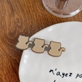 Brown cat silhouette acrylic hair clip with golden French lettering on a ceramic tray - Cat-Coffee
