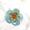 Haarklammer mit blau-orangem Farbverlauf in Blumenform und glänzender Oberfläche - Blau 7.5cm