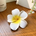 Eleganter Frangipani-Haarclip mit weiß-gelben Blütenblättern auf Holzuntergrund - Mittlere Blume (7.5CM)