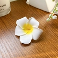 Eleganter weiß-gelber Plumeria-Blüten-Haarclip auf einer antiken Holzschreibtischfläche - Kleine Blume (6CM)