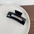 Pinza per capelli rettangolare nera lucida in acrilico su un piatto di ceramica - Grande / Nero
