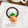 Élastique à cheveux avec un charmant pendentif ananas en résine sur cordon marron - Ananas