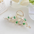 Eleganter Gänseblümchen-Haarclip in Goldoptik mit weißen Blüten und grünen Emaille-Blättern - 11.5CM / Birnenblüten-Stil