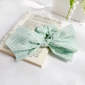 Eleganter Haargummi mit mintgrüner und weißer Stoffschleife und Wellenmuster für Damen - Grün