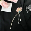 Pasador de pelo dorado con flores de esmalte rosa y borlas de perlas sobre tela negra - Estilo de Púa Única
