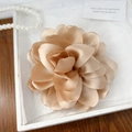 Eleganter champagnerfarbener Stoff-Blumen-Haarclip mit Satin-Blüten in Geschenkbox - Braun