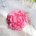 Pince à cheveux fleur en satin rose élégante avec pétales superposés et fini soyeux - Grand (10cm) / Rose Rouge